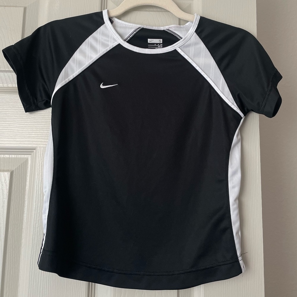 Black low cropped dri-fit Nike tee